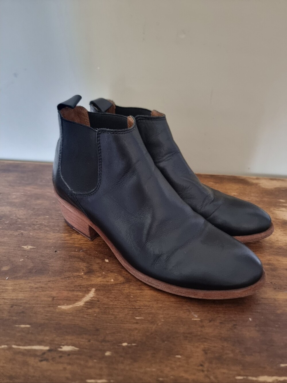 Frye Carson Chelsea Boot Black Soft Leather full Grain Womens Boots Size 7 Slip